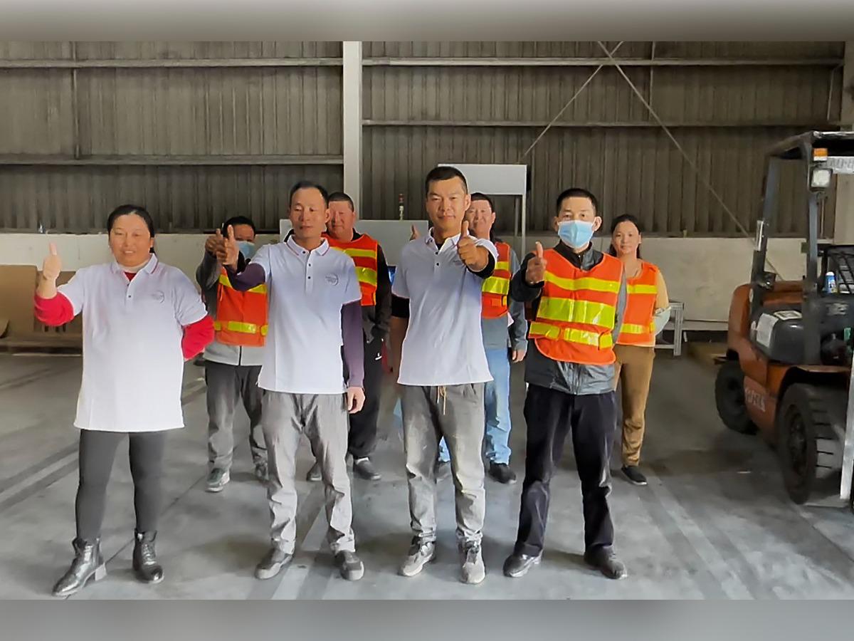 <i>Equipo de colaboradores en China, listo para atender sus servicios de transporte de carga. </i>