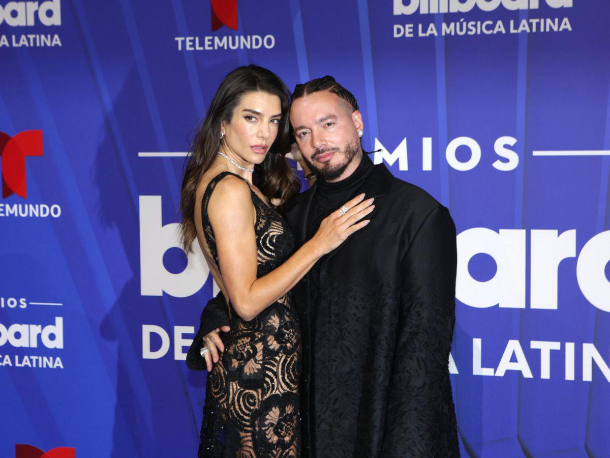 Alfombra azul Latin Billboard 2024: Negro, elegancia y atrevimiento