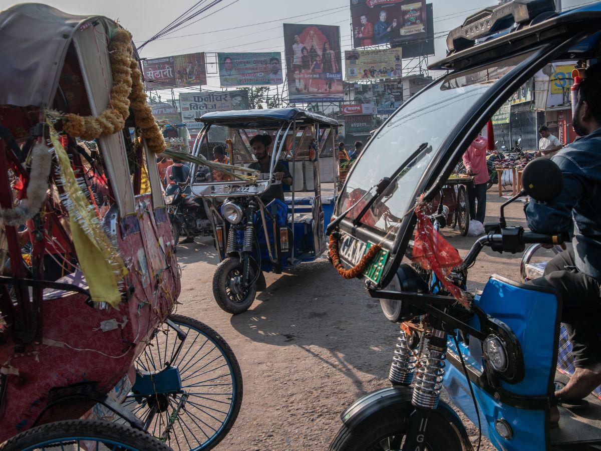 $!India aspira a que el 30 por ciento de los vehículos sean eléctricos para el 2030. Esperando clientes en Darbhanga.