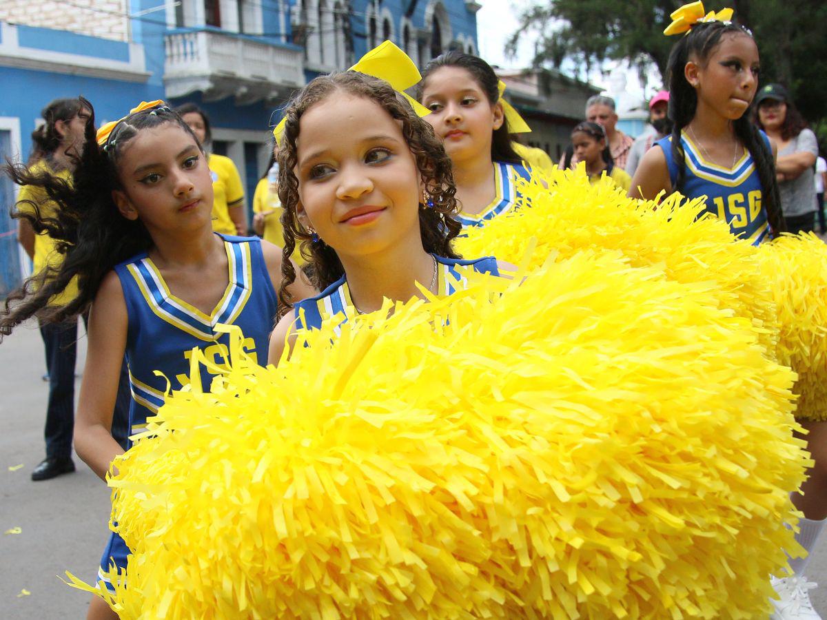 El Distrito Central se llenó de civismo con desfile de 400 escuelas