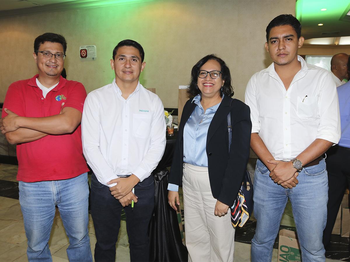 <i>José Cruz, Jorge Lagos, Ligia Ocon y Santos Alemán quienes disfrutaron del foro y las estrategias que se implementarán a futuro en el sector construcción. </i>