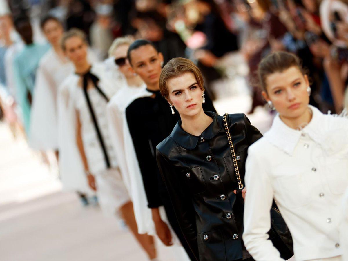 El tweed reina en el desfile de Chanel Primavera-Verano 2025 en el Grand Palais