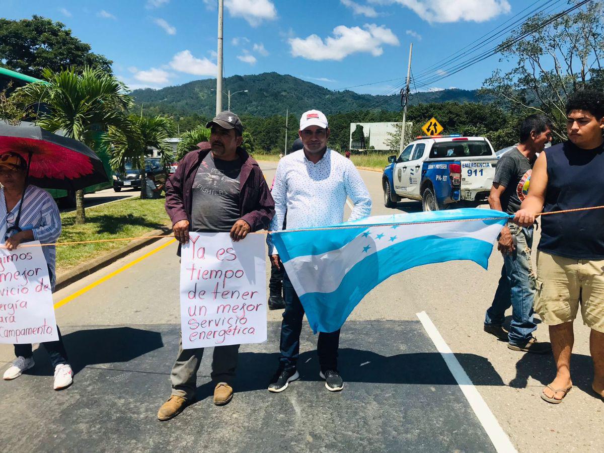 Los pobladores se hicieron presente con pancartas y apoyo de agentes policiales.