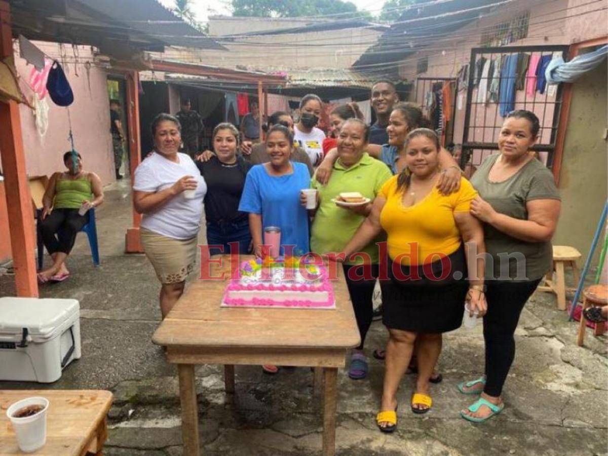 Bryan Beckeles lleva comida, postre y alegría a reclusos en centro penal de La Ceiba