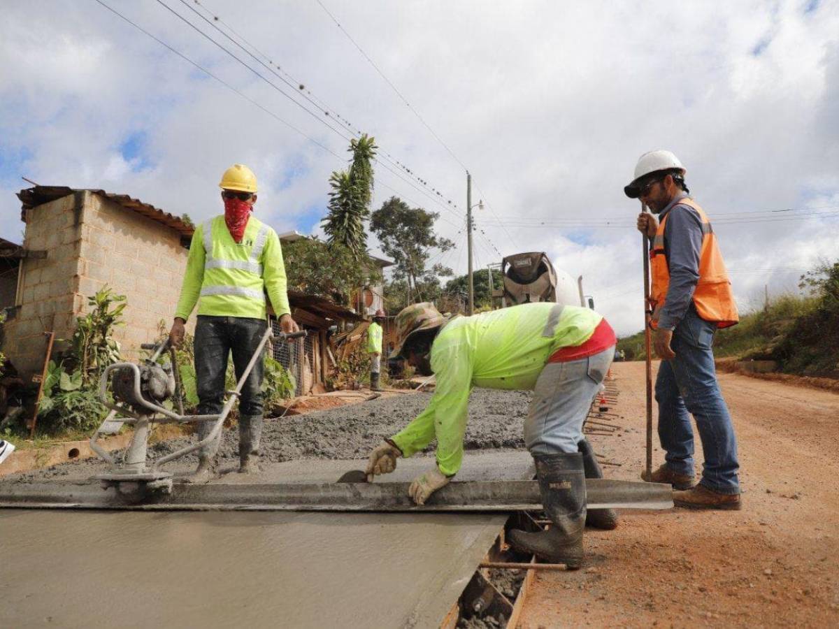 Así avanza la pavimentación de la carretera hacia la aldea de Azacualpa