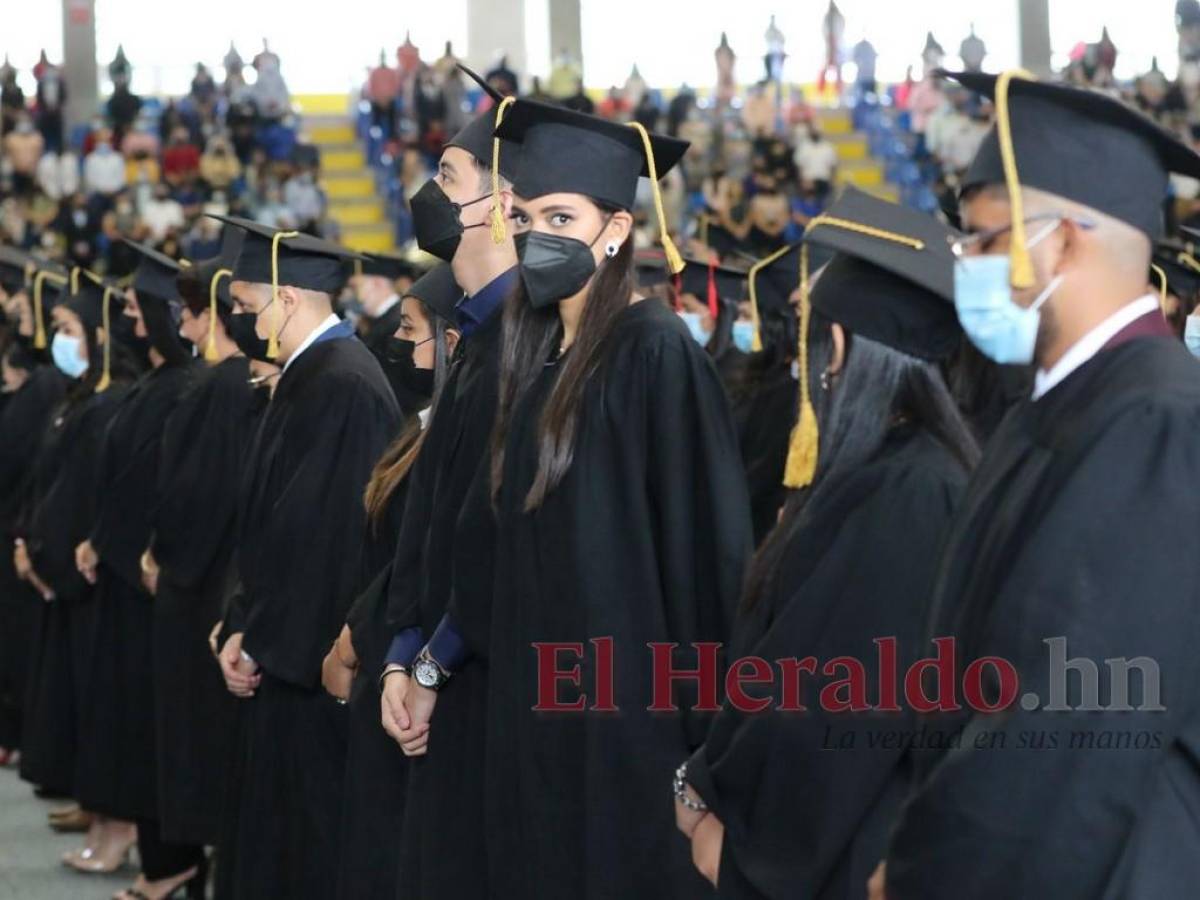 “Nuestra discapacidad no es motivo para ser excluidos”: Joven ciego al graduarse en la UNAH