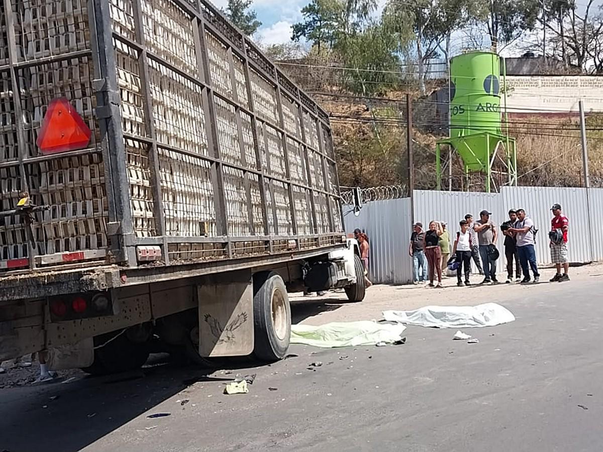 Junto a los cuerpos de ambas personas quedó su motocicleta y pertenencias regadas por el pavimento.