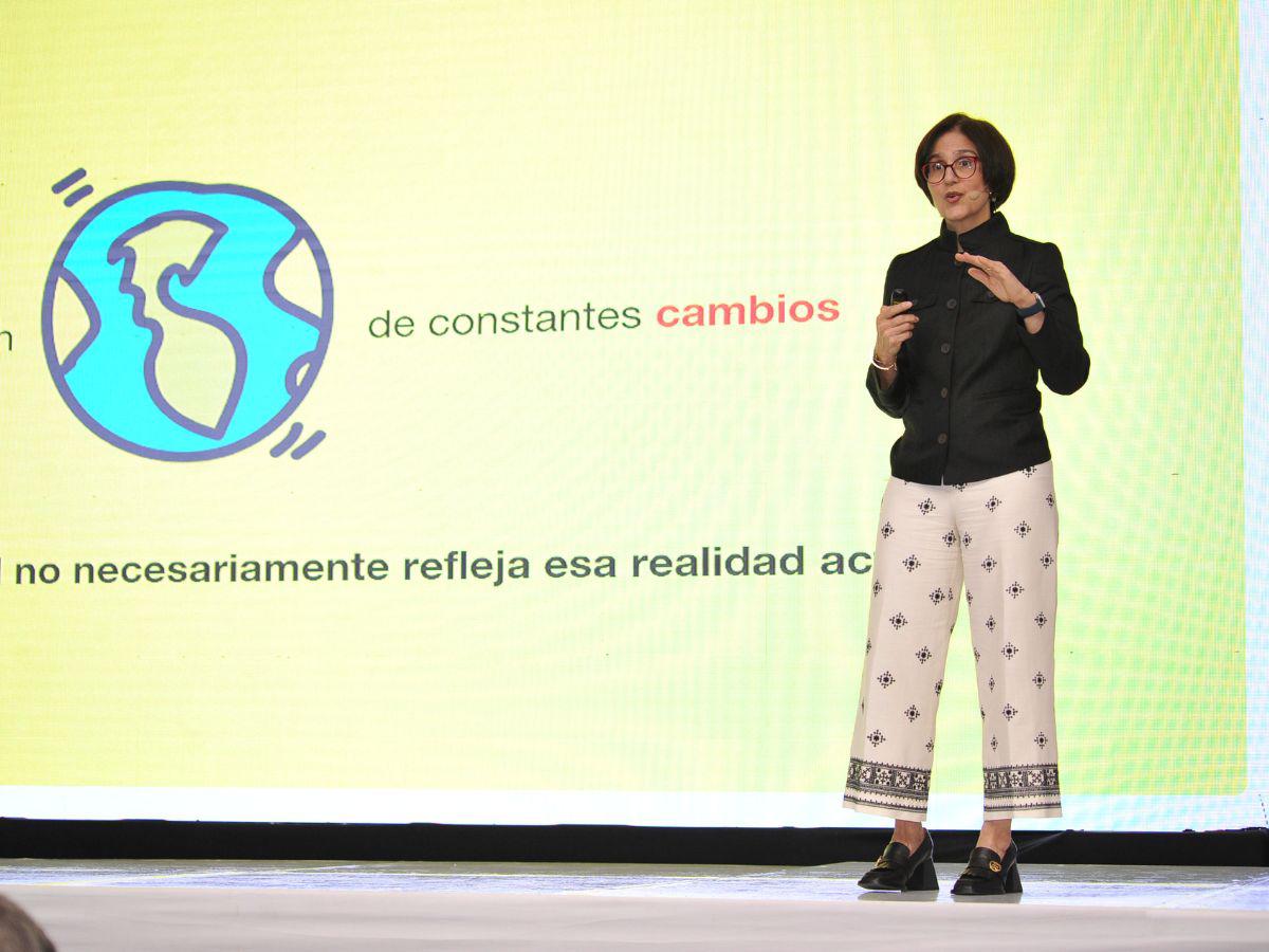 La ejecutiva Luz María Sabillón abordó el tema de “Publicidad en la era del Branding Cultural”.