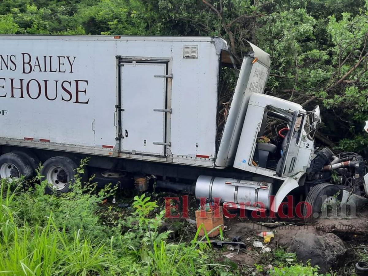 El vehículo quedó destruido tras sufrir el accidente.