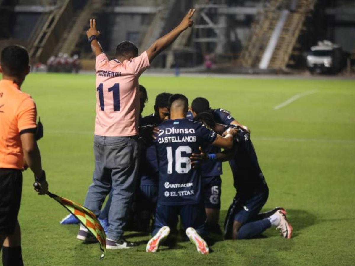 No se vio TV: Aficionado salta al campo para celebrar con Motagua y expulsión de Génesis