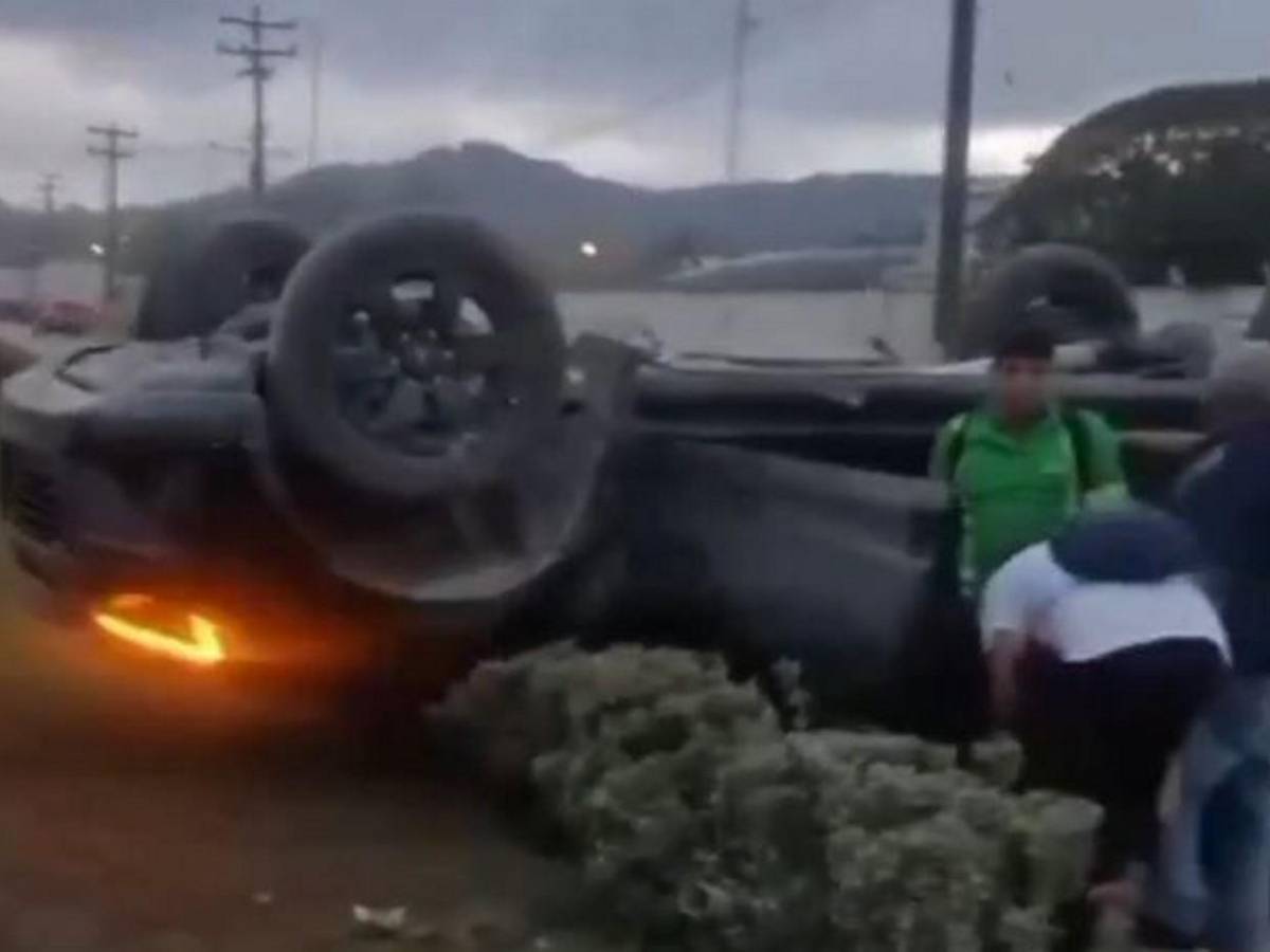 Destrozos que dejó accidente entre dos vehículos en Puerto Cortés por alta velocidad