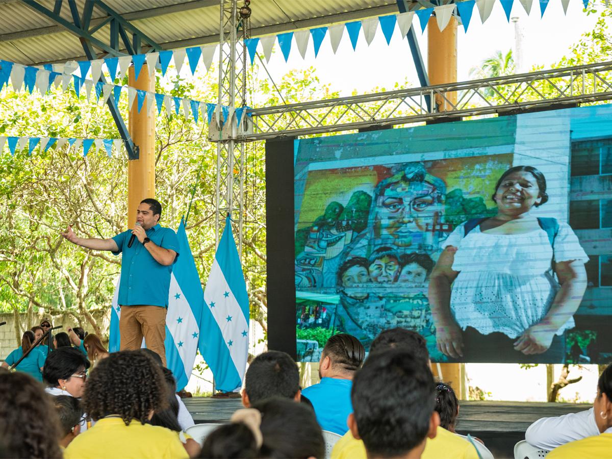 El ministro de la Secretaría de Desarrollo Social, José Carlos Cardona, presente en el lanzamiento del programa Becas Solidarias.