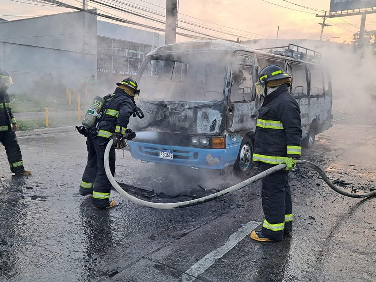 Momentos en que los bomberos buscaban enfriar lo que quedó del bus incendiado.