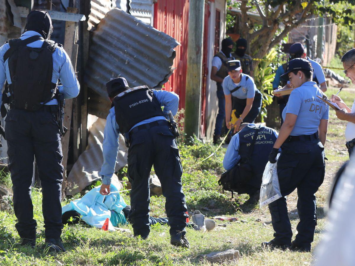 Equipos de medicina forense se desplazaron al sitio para llevar a cabo el levantamiento del cadáver y recopilar información adicional.