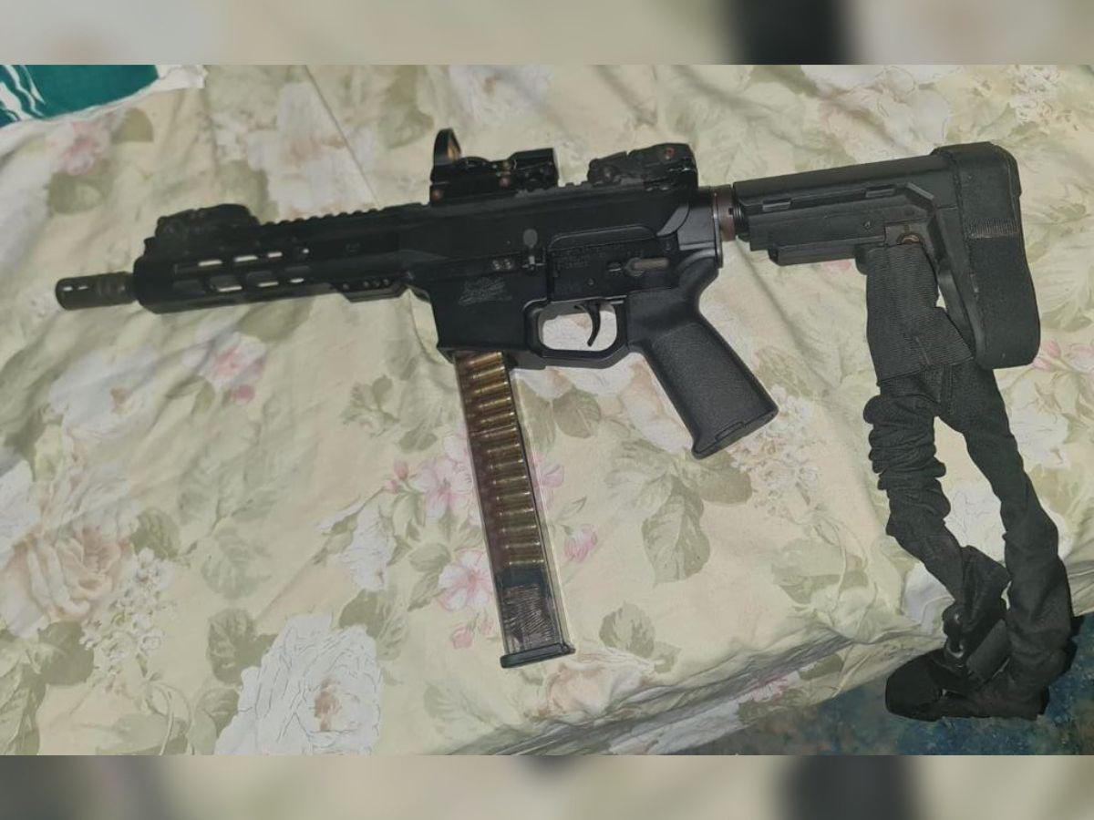 Este es el fusil que fue encontrado durante el operativo.