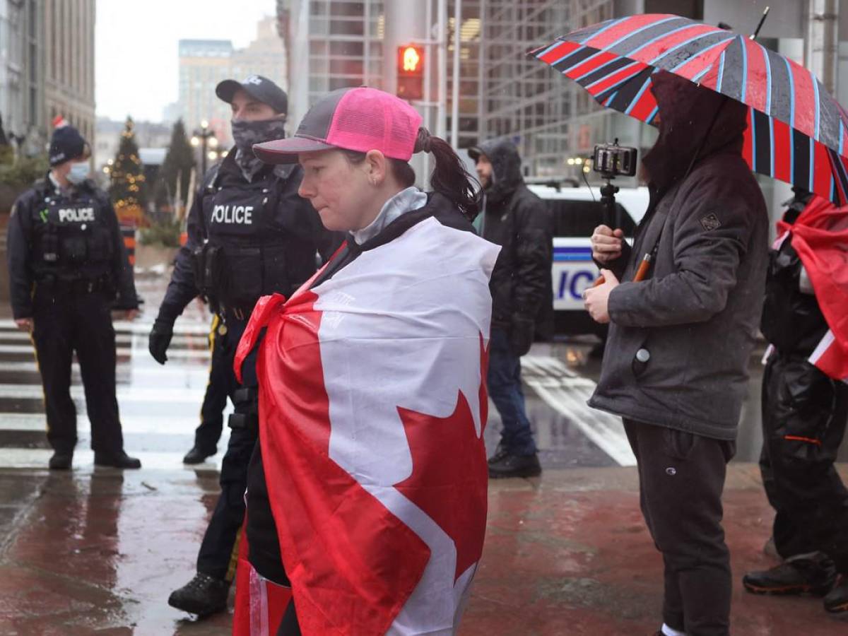 Las protestas en Canadá ya no tienen “nada de pacíficas”, dice Trudeau