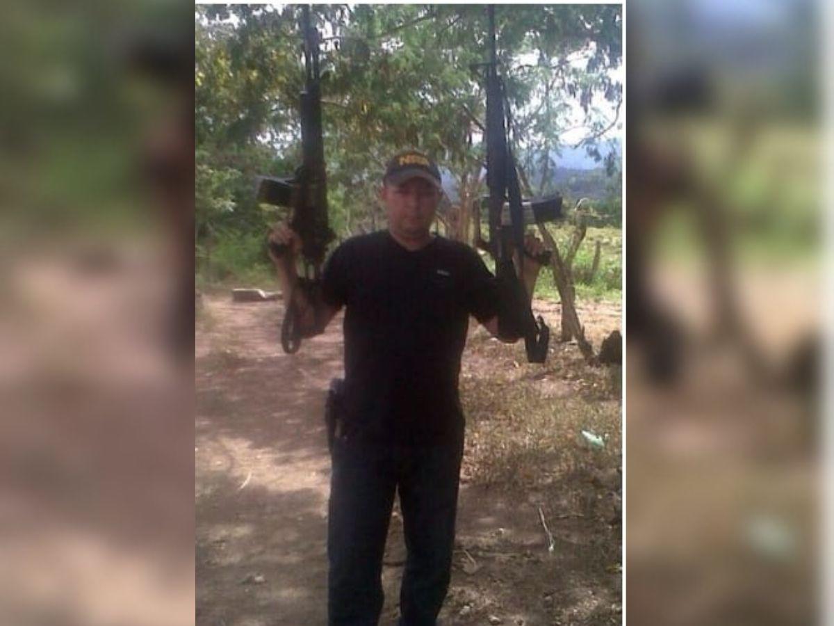 La DIPAMPCO compartió esta imagen del detenido en la que se le ve posando con armas de grueso calibre de uso prohibido.