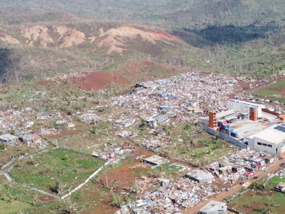 Decenas de muertos y desastres en casas en Mayotte, la isla más pobre de Francia