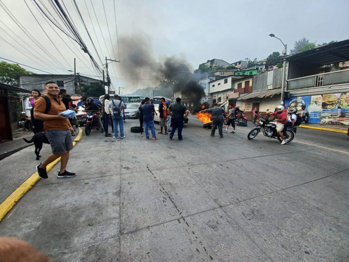 Comerciantes bloquean salida oriente en protesta por medidas de ordenamiento de la Alcaldía