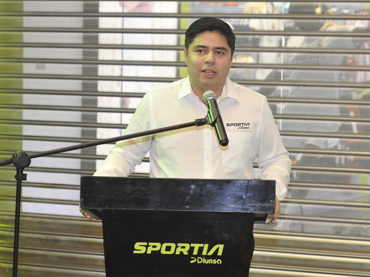 Mauricio Contreras, director de deportes de Diunsa, en inauguración de la primera tienda oficial de Sportia.