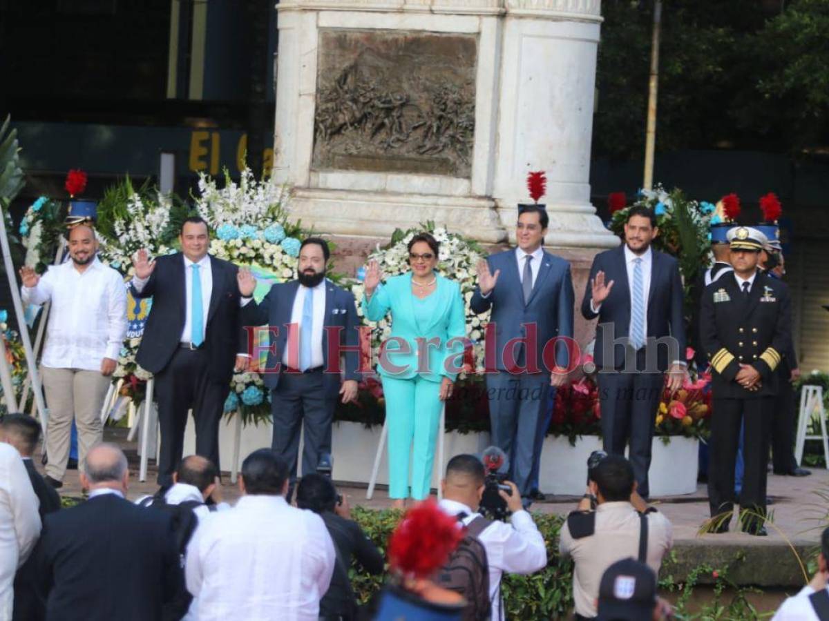 De izquierda a derecha: El ministro de Educación, Daniel Sponda, el alcalde del Distrito Central, Jorge Aldana, el presidente del Congreso, Luis Redondo; la presidenta Xiomara Castro, su hijo y secretario, Héctor Zelaya, el ministro de Defensa y Seguridad, José Manuel Zelaya y el jefe del Estado Mayor Conjunto de las Fuerzas Armadas (FFAA), José Jorge Fortín Aguilar.