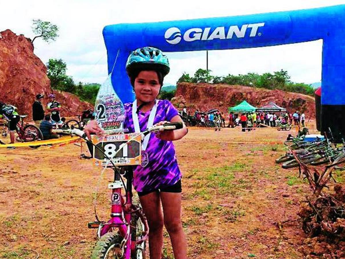 Desde muy pequeña, Jade comenzó a encontrar gusto en el ciclismo y a llevar trofeos a su colección.