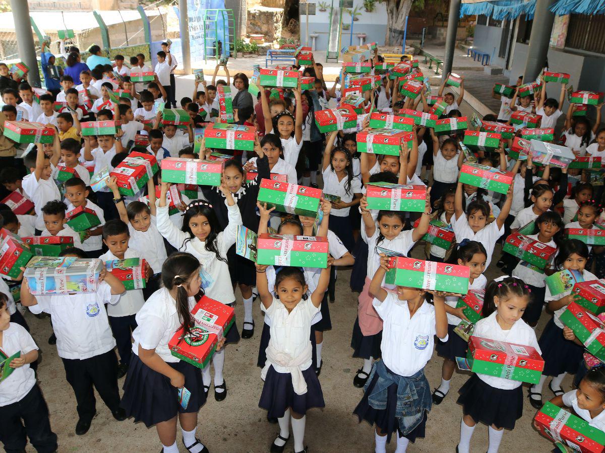 Miles de niños hondureños son beneficiados con cajitas humanitarias