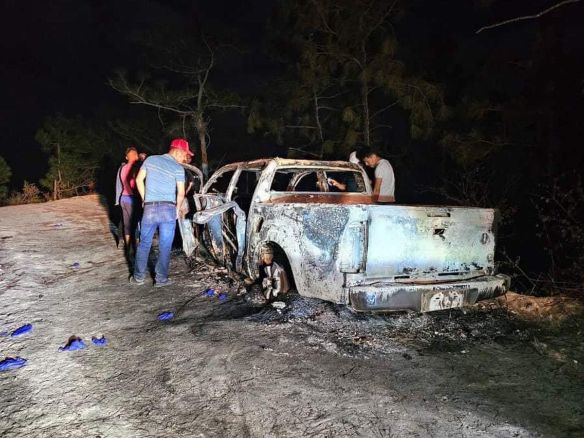 Algunos pobladores se acercaron para ver el interior del vehículo siniestrado.