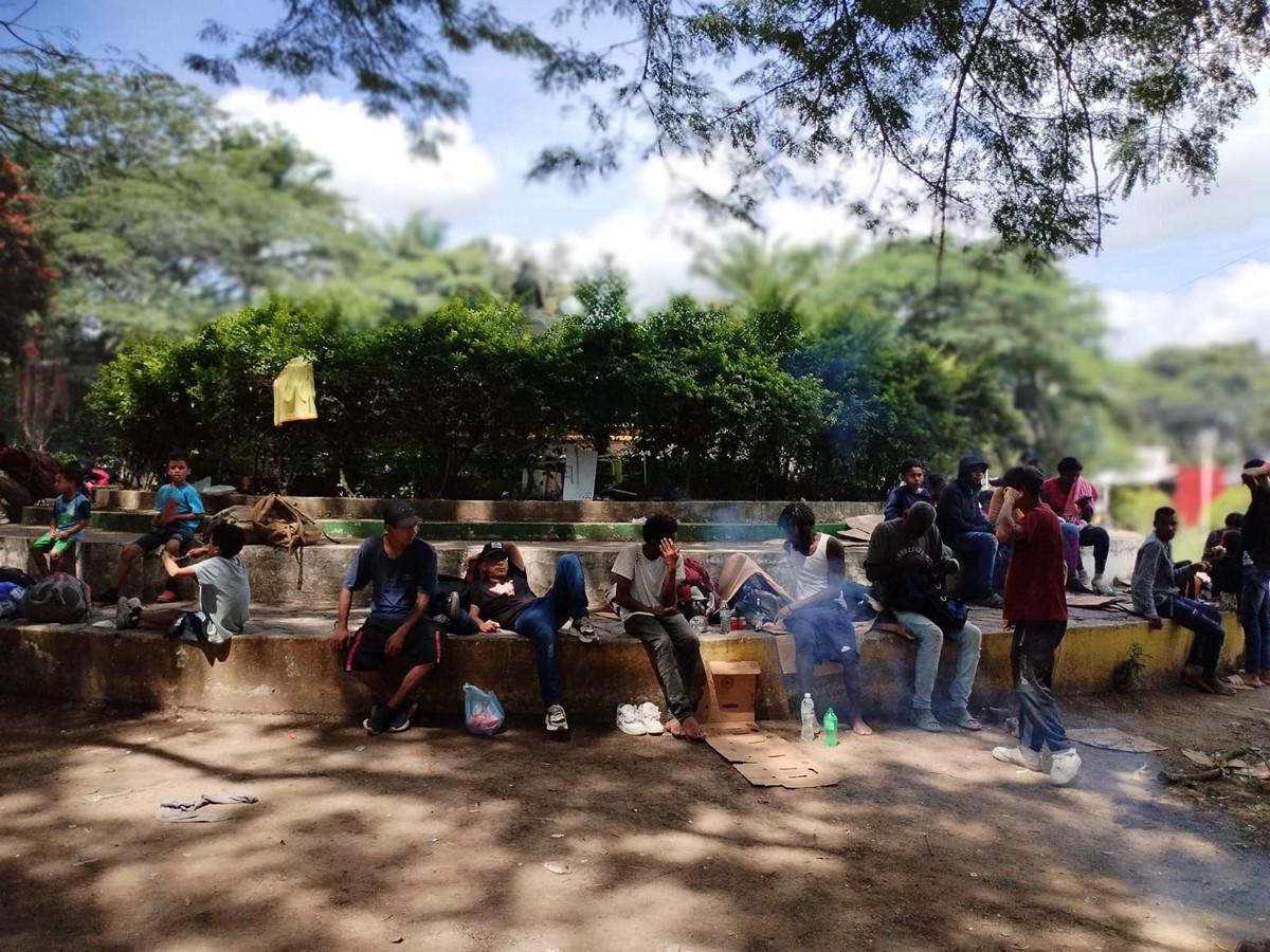 La municipalidad busca la manera de sacar de las áreas verdes a los cientos de migrantes que pernoctan al aire libre.