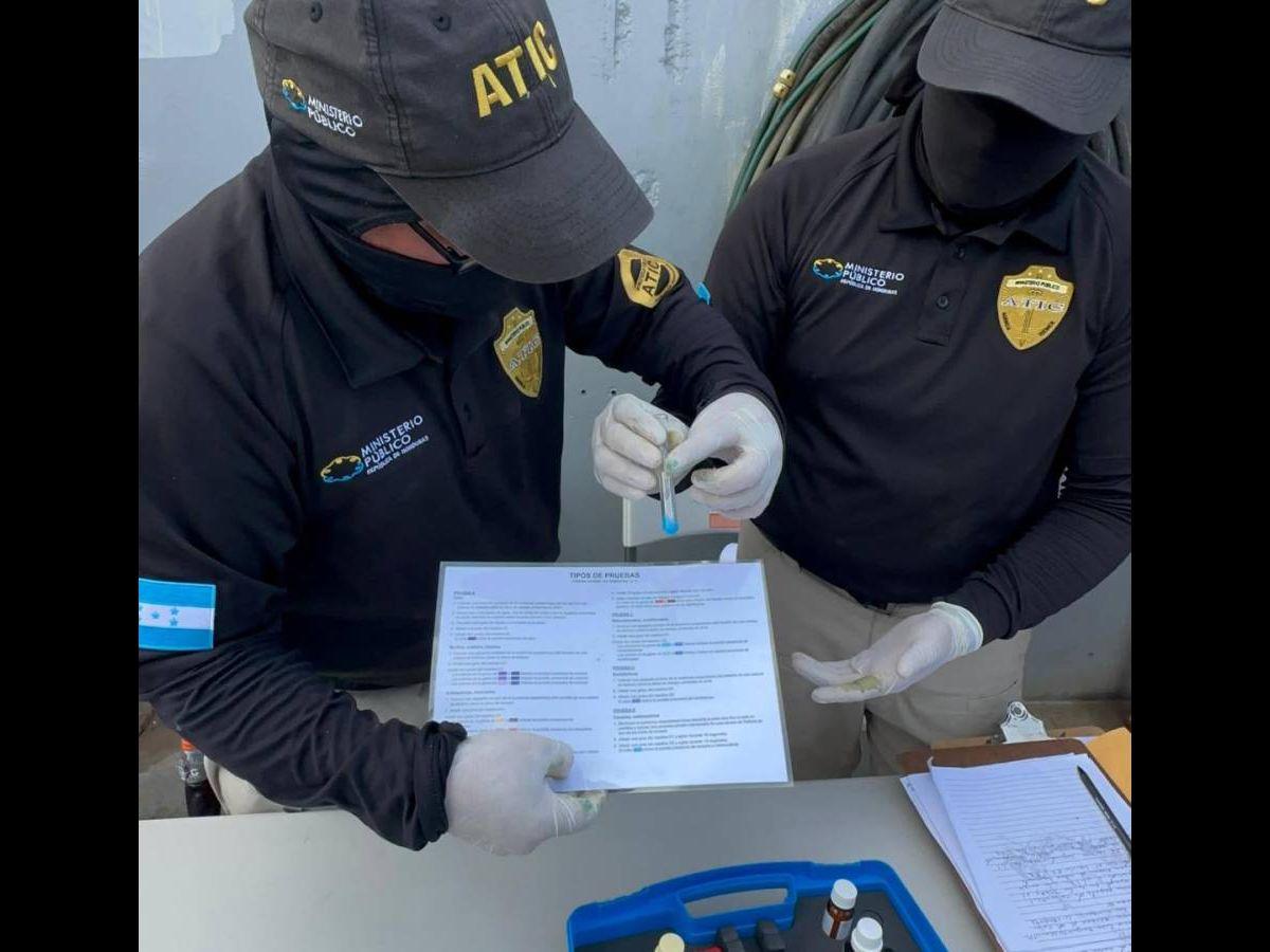 Un equipo de la ATIC hace un peritaje sobre la pureza a una muestra de cocaína.