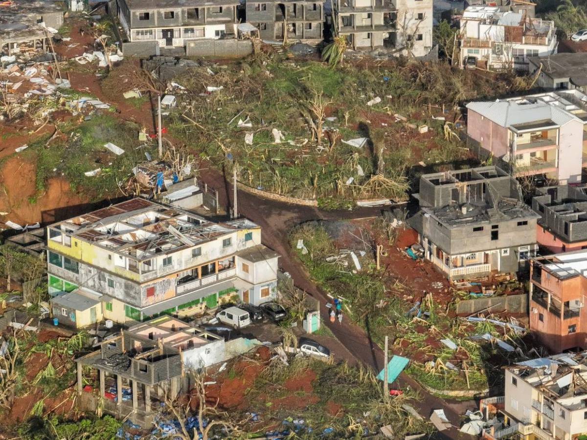 Decenas de muertos y desastres en casas en Mayotte, la isla más pobre de Francia