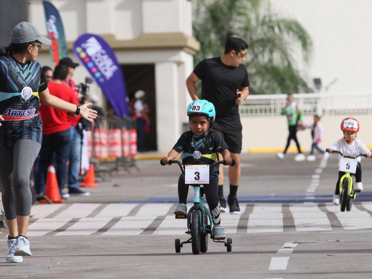 Adorables y veloces: los niños de la categoría de 0 a 4 años de la Vuelta Ciclística Infantil