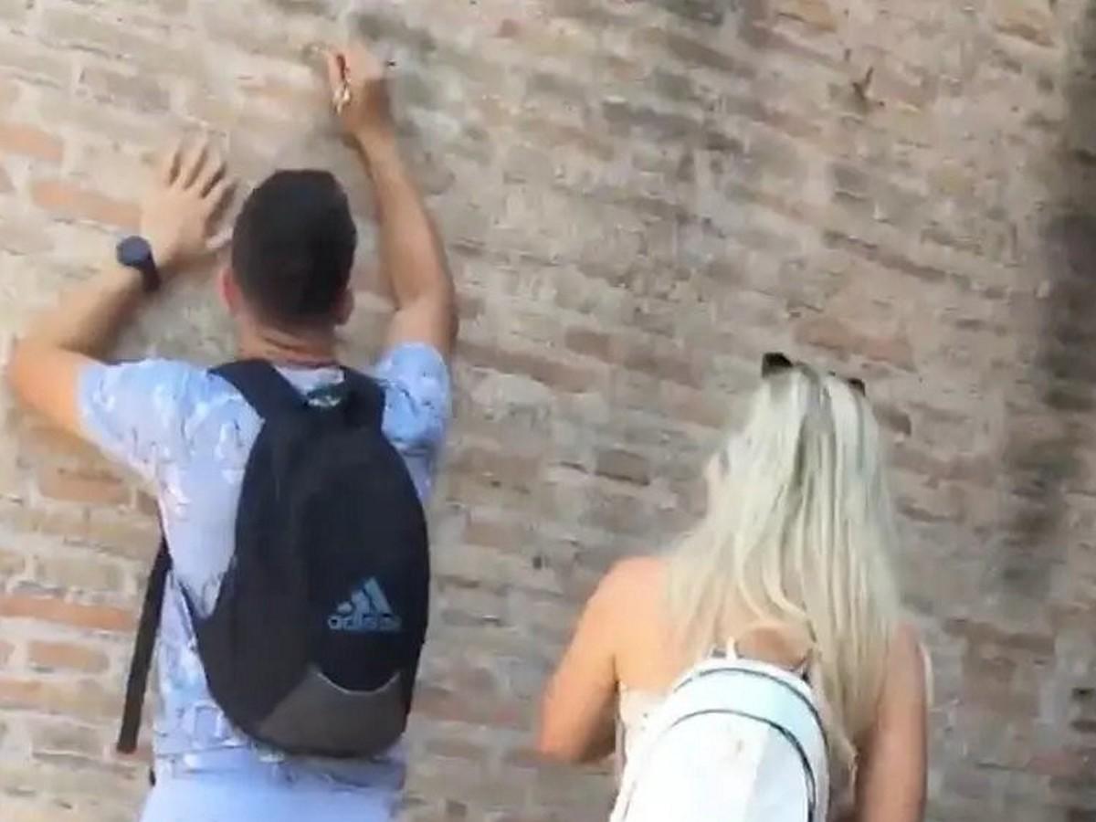 Turista raya muro del Coliseo Romano y se disculpa diciendo que desconocía su antigüedad