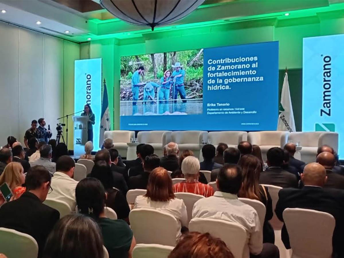 <i>Erika Tenorio de Zamorano durante su ponencia sobre la contribución de la institución a la gobernanza hídrica en Honduras.</i>