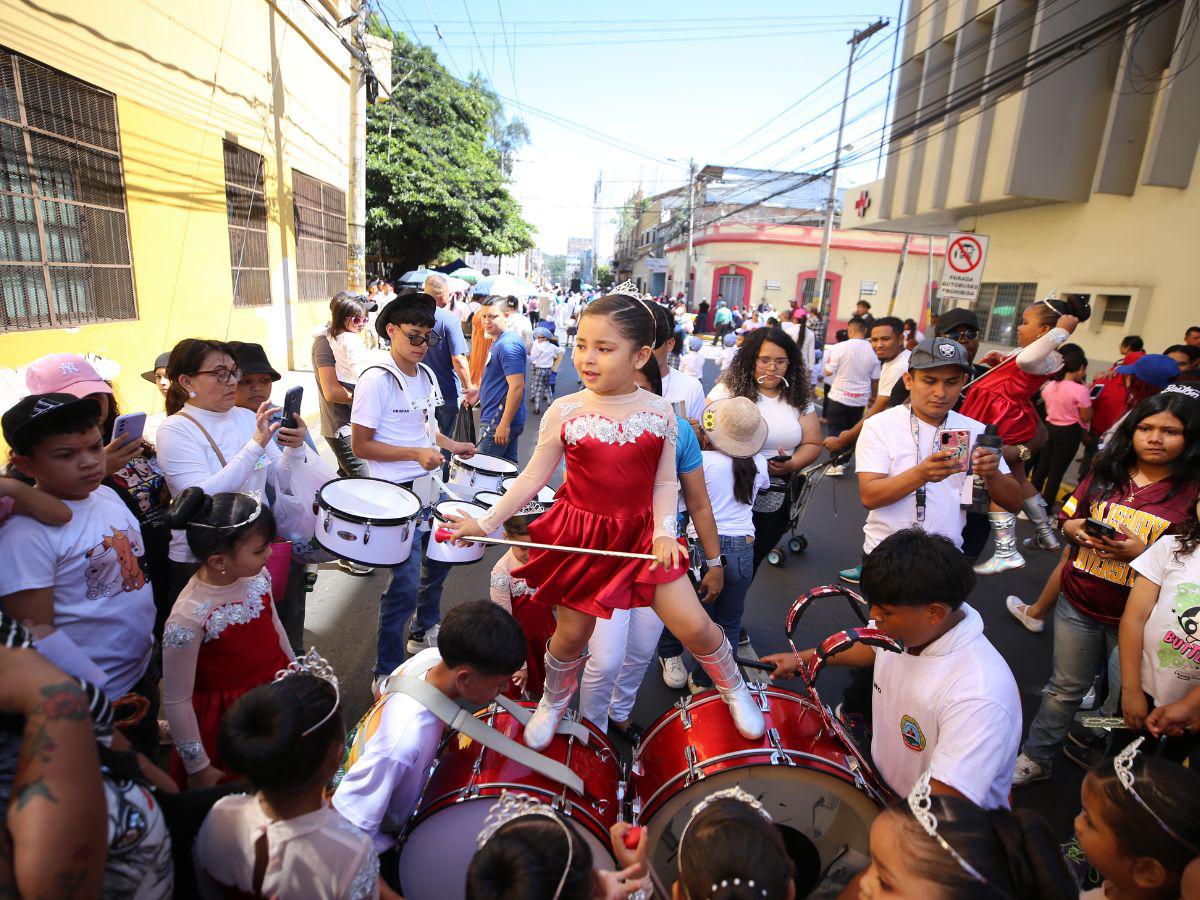 Los niños de prebásica de la capital inauguran con entusiasmo el mes patrio