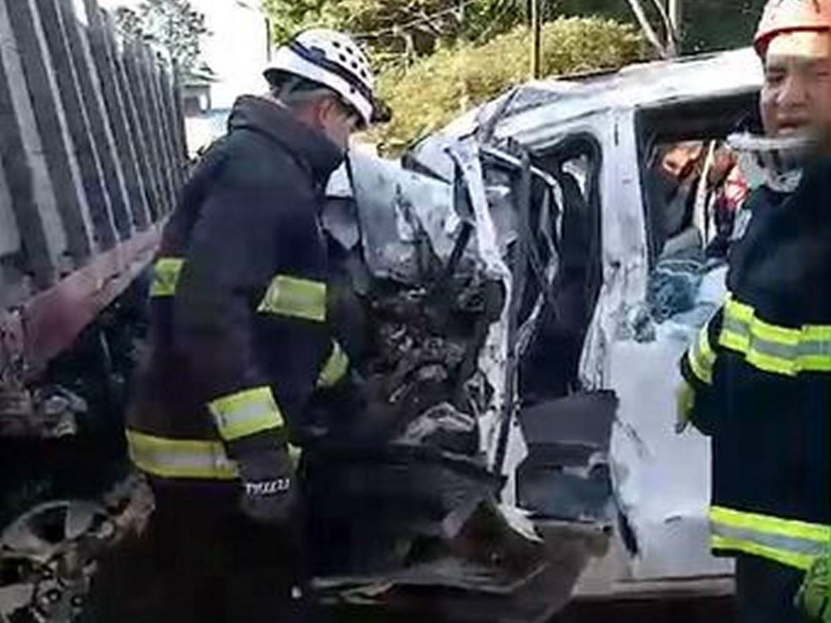 Víctimas atrapadas y fuga de conductor: difícil rescate en carretera al sur