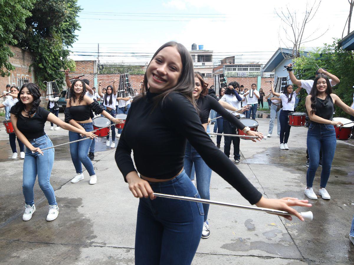 Con elegancia y talento, palillonas del Milla Selva se preparan para los desfiles