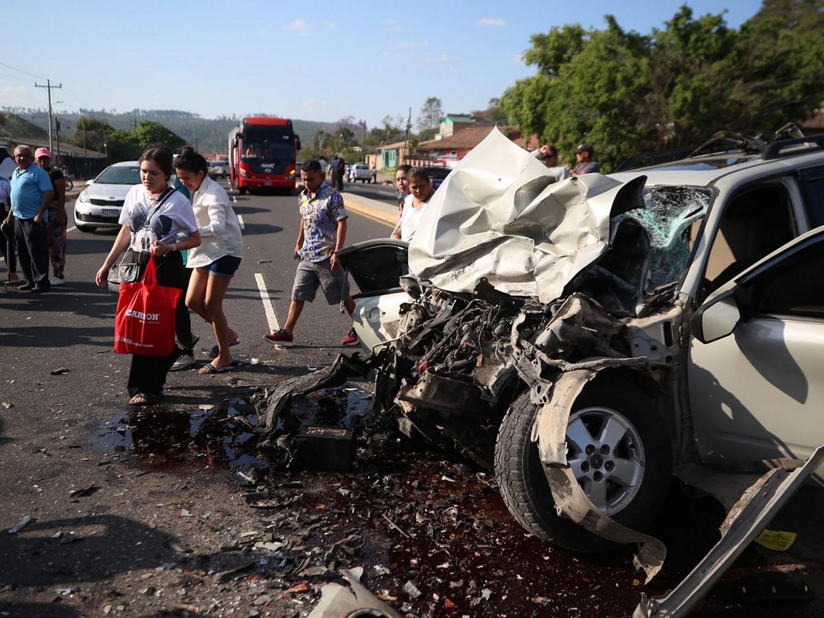 Los destrozos de los automotores evidencian la brutalidad del fuerte choque entre los vehículos.