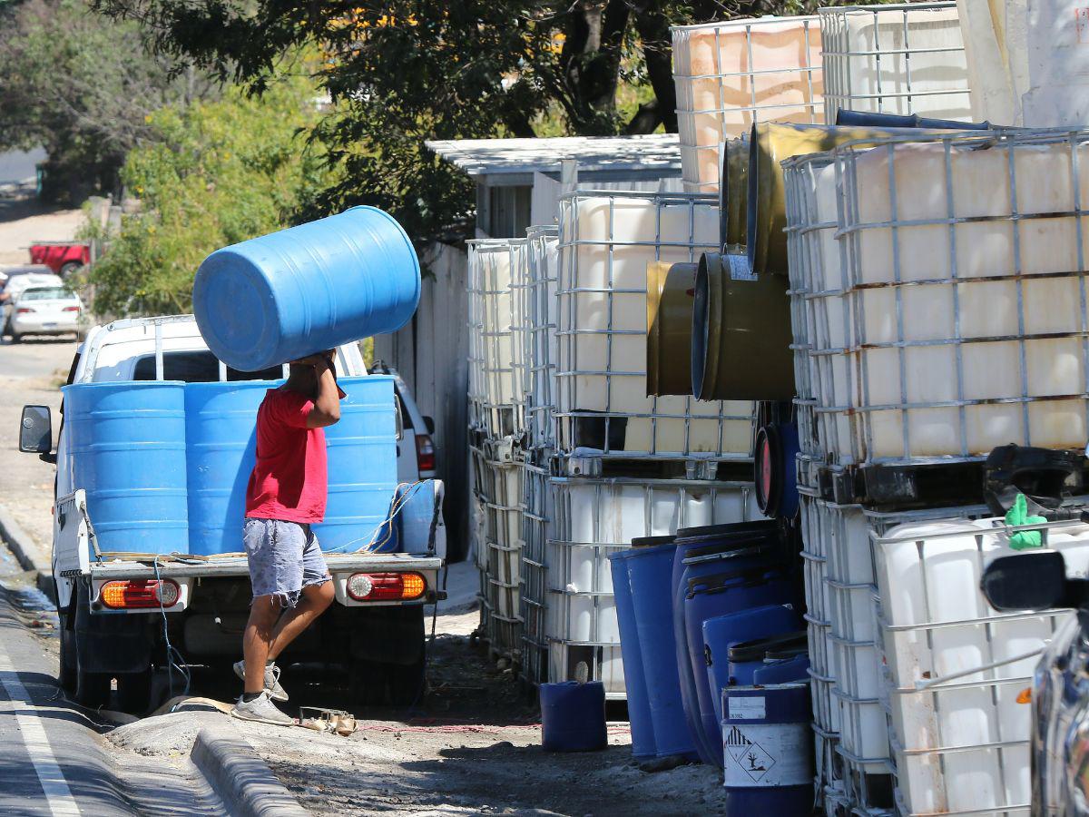 ¿Cuál es el precio de tanques y barriles en la capital?