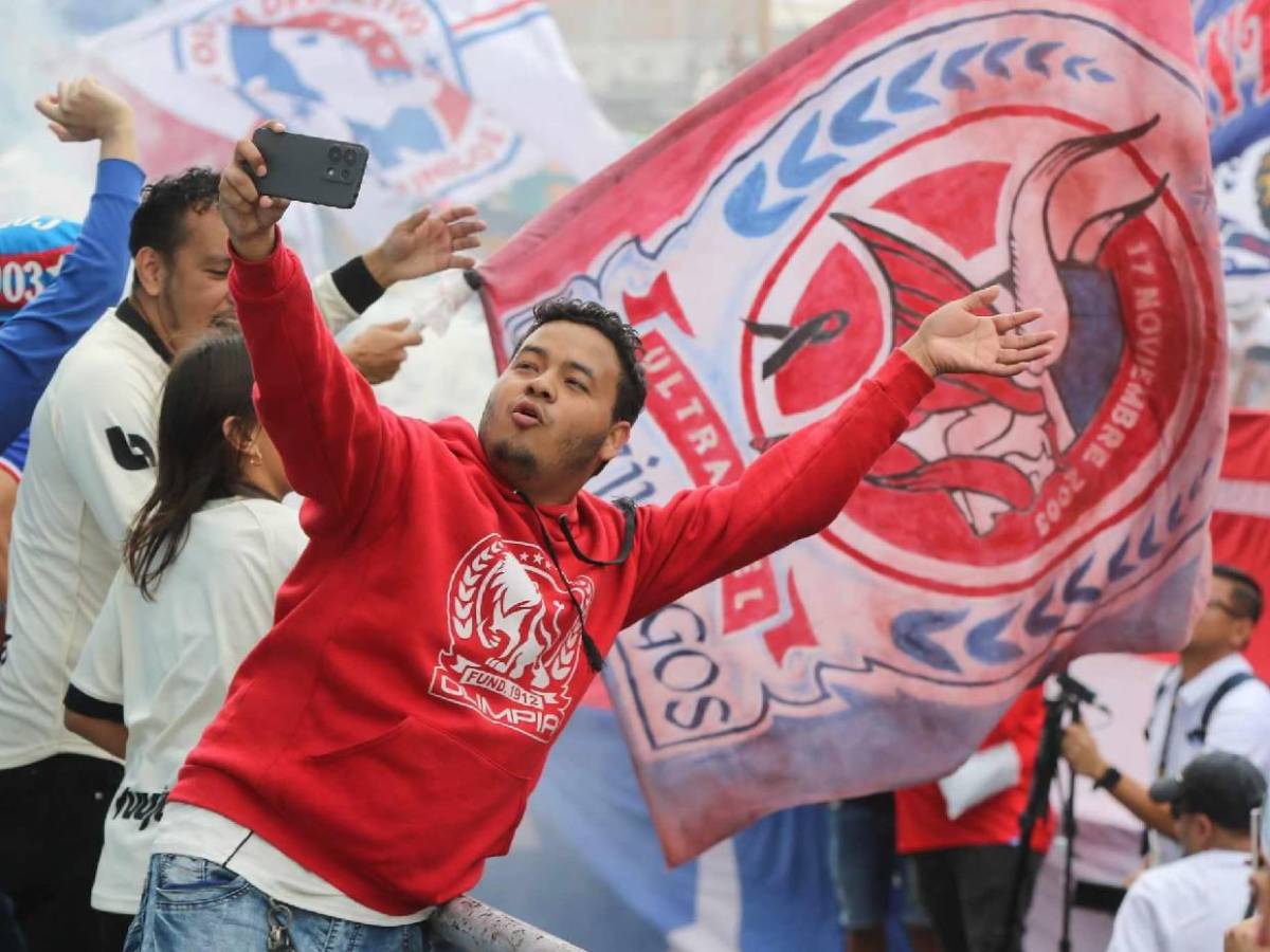 Ultra Fiel se luce en llegada al estadio Nacional para final ante Motagua