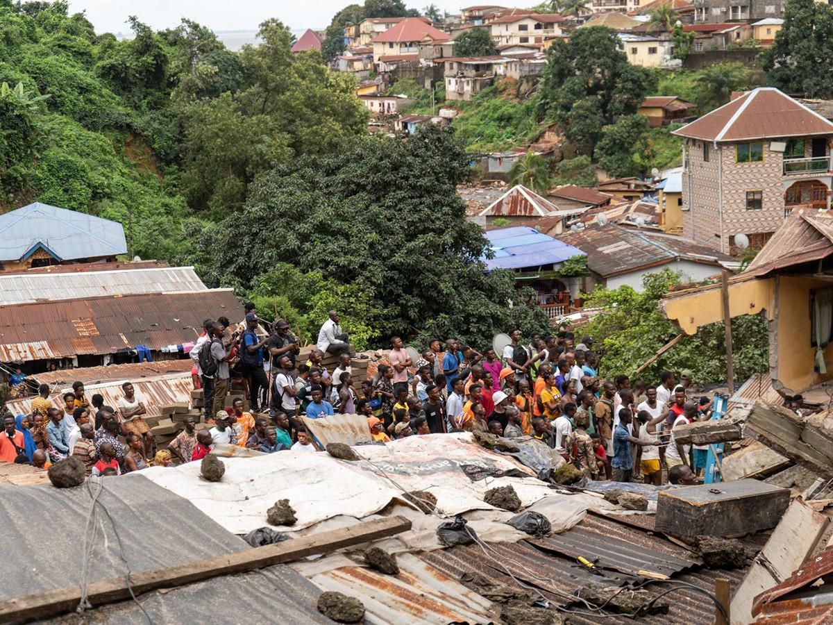 Derrumbe de edificio en Sierra Leona deja decenas de personas atrapadas bajo escombros