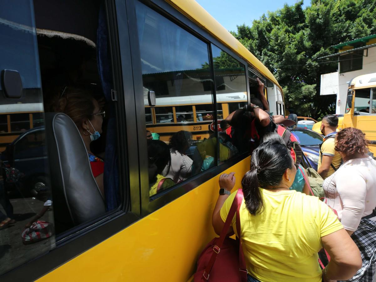 Llevar pasajeros parados, una falta grave que cometen transportistas