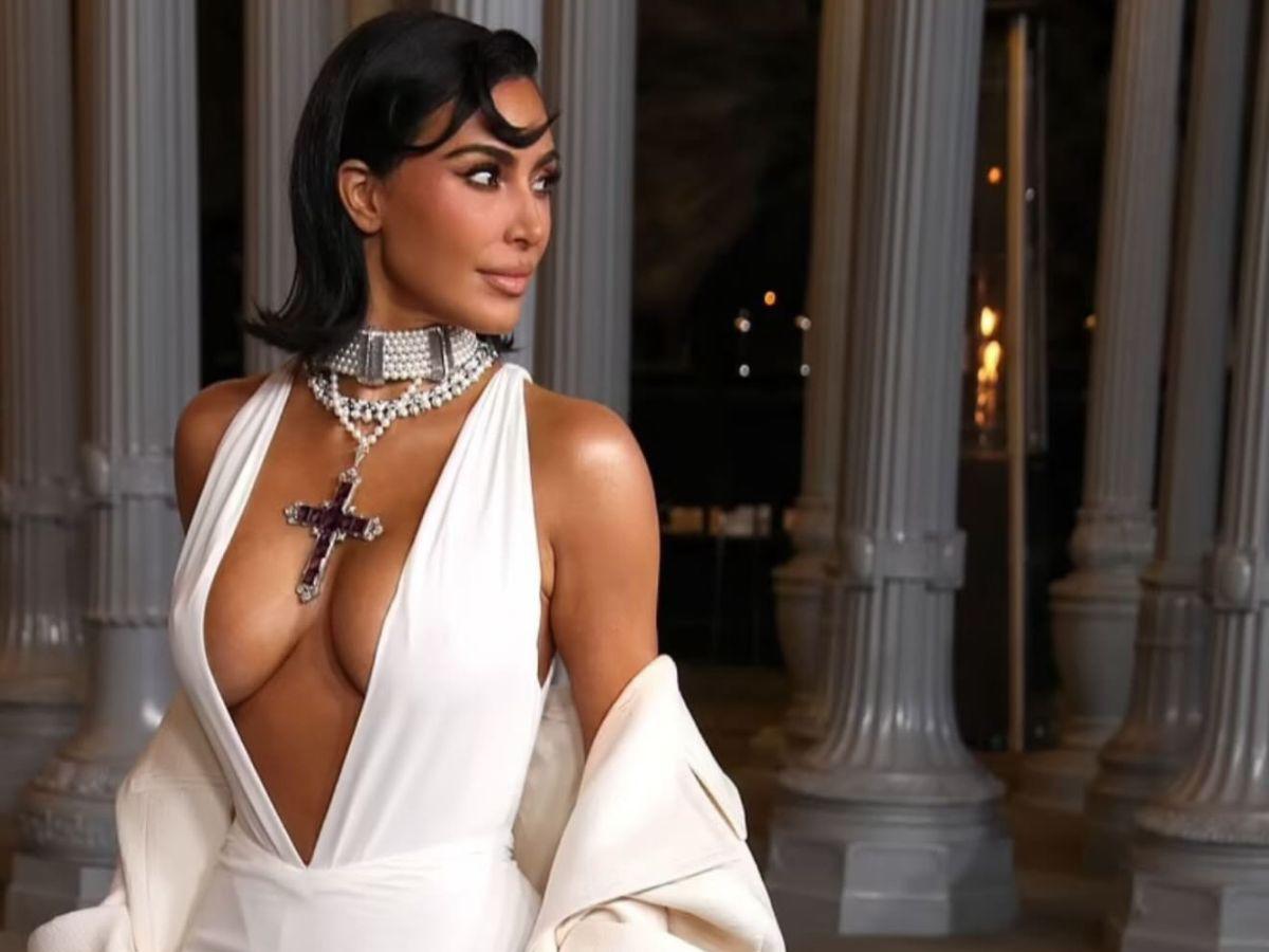 Critican a Kim Kardashian por “vulgar” uso del icónico collar cruz de Lady Di