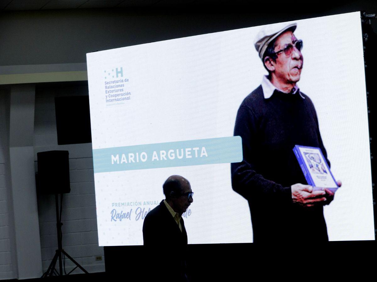 Entregan Premios Rafael Heliodoro Valle