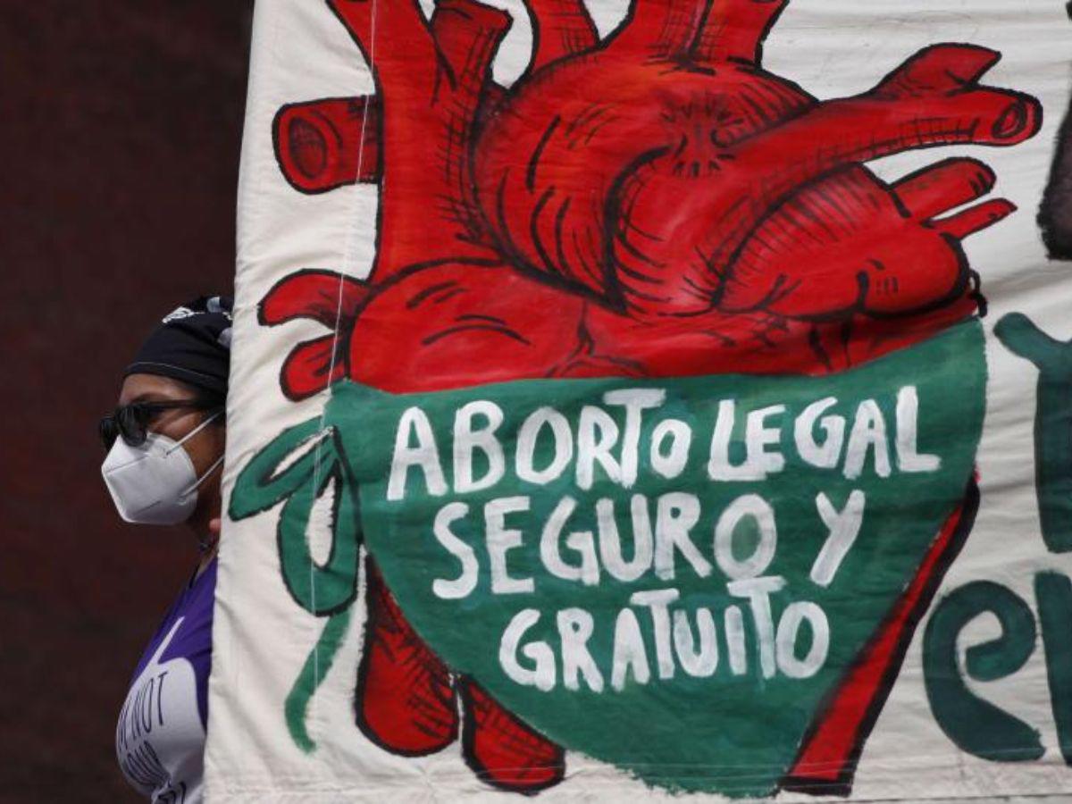 Feministas pujan por legalizar el aborto