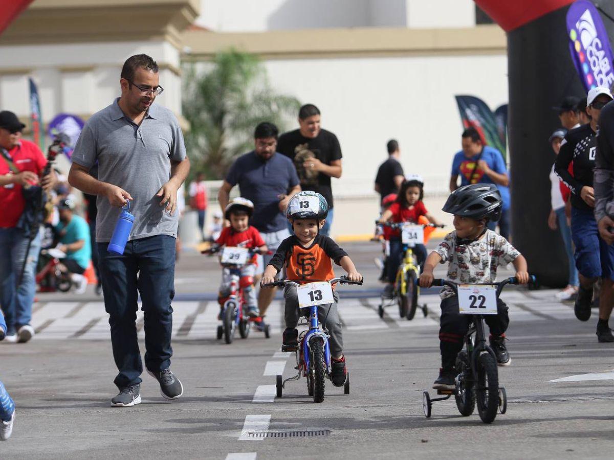 Adorables y veloces: los niños de la categoría de 0 a 4 años de la Vuelta Ciclística Infantil