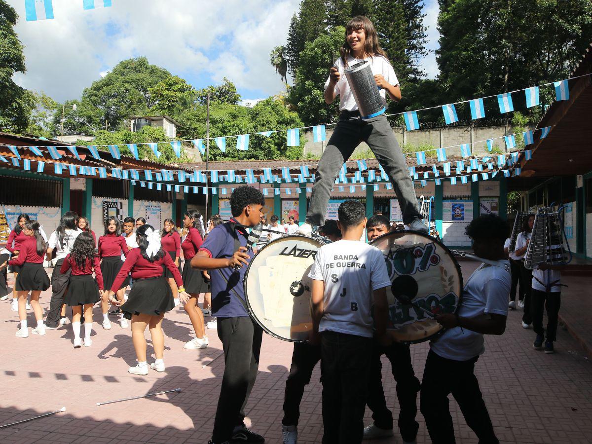 Los jóvenes estudiantes dieron una muestra de su talento durante la visita de EL HERALDO al instituto.