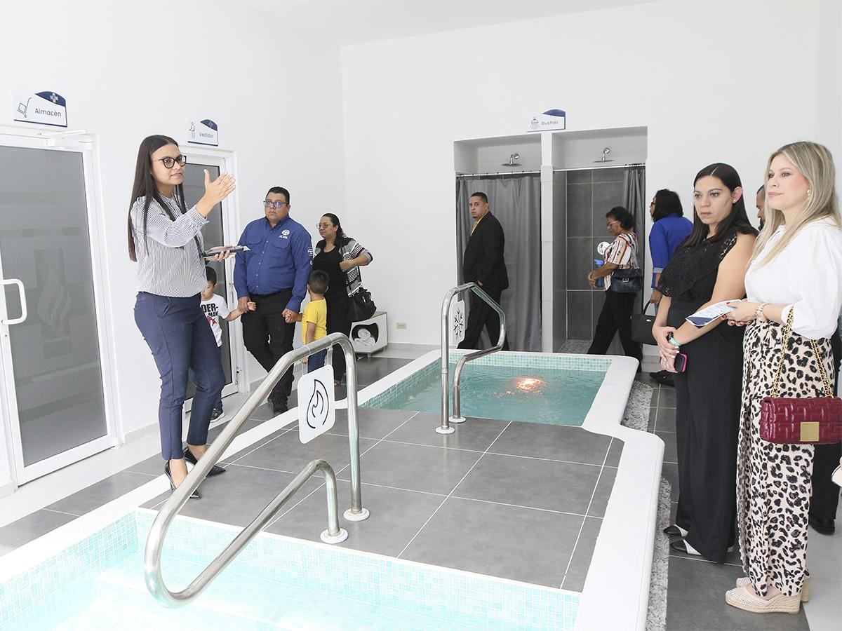 <i>Karen Espinal, jefa comercial del Hospital Adventista Valle de Ángeles, explica cómo este nuevo centro permitirá a los pacientes mejorar su salud física y mental a través de terapias preventivas.</i>