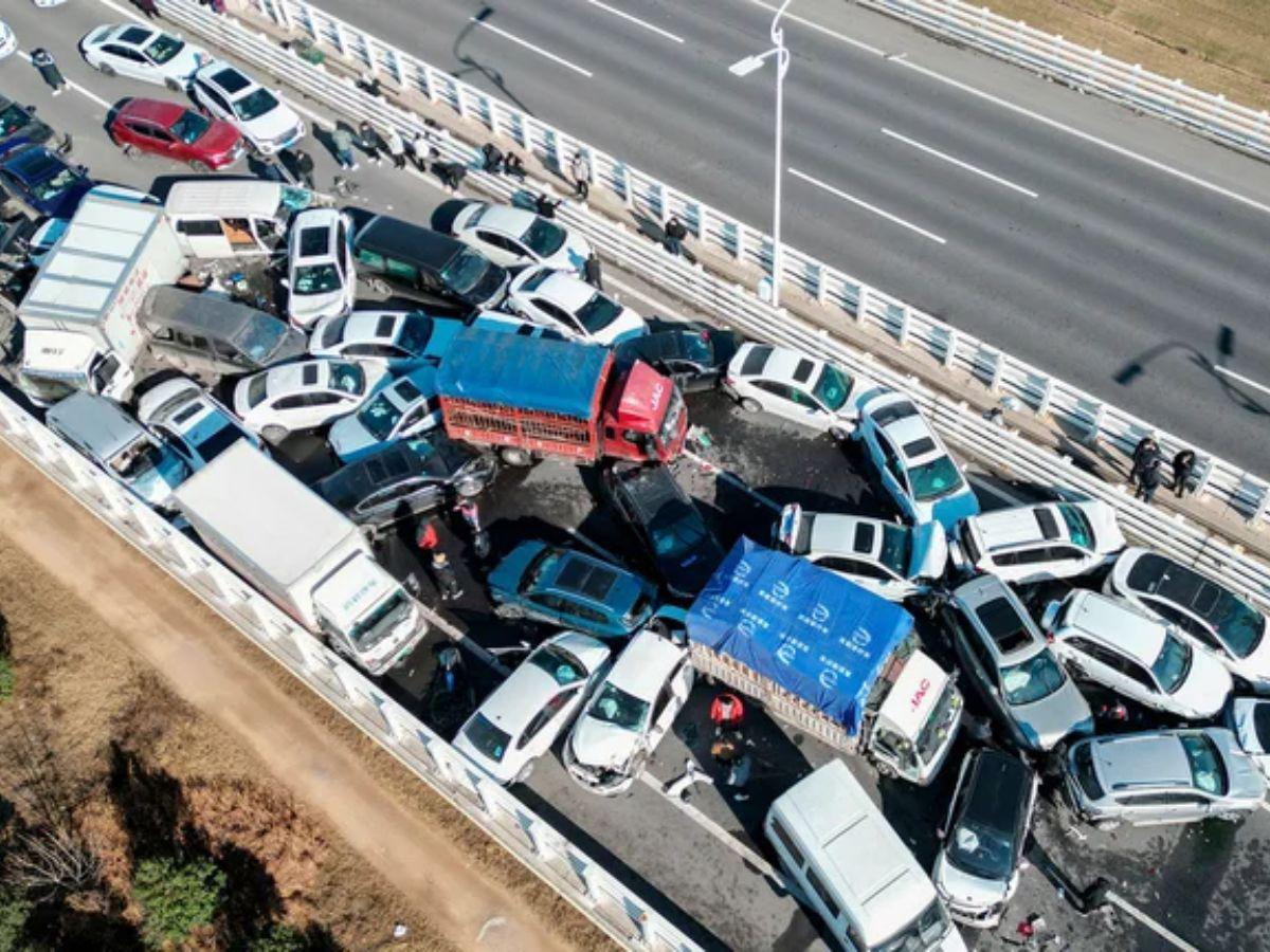 Un muerto, varios heridos y 200 vehículos atascados deja un choque en un puente en China