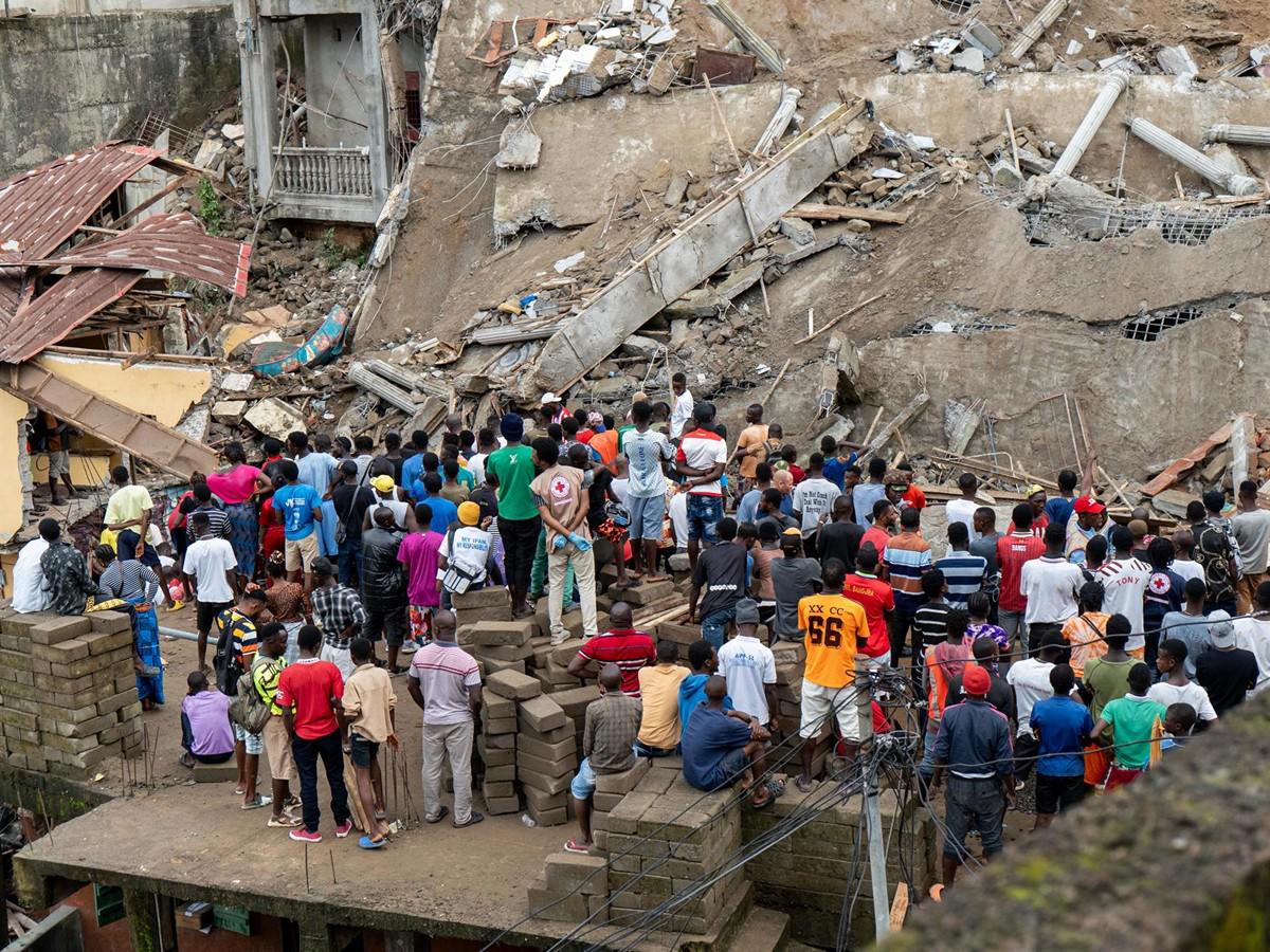 Derrumbe de edificio en Sierra Leona deja decenas de personas atrapadas bajo escombros